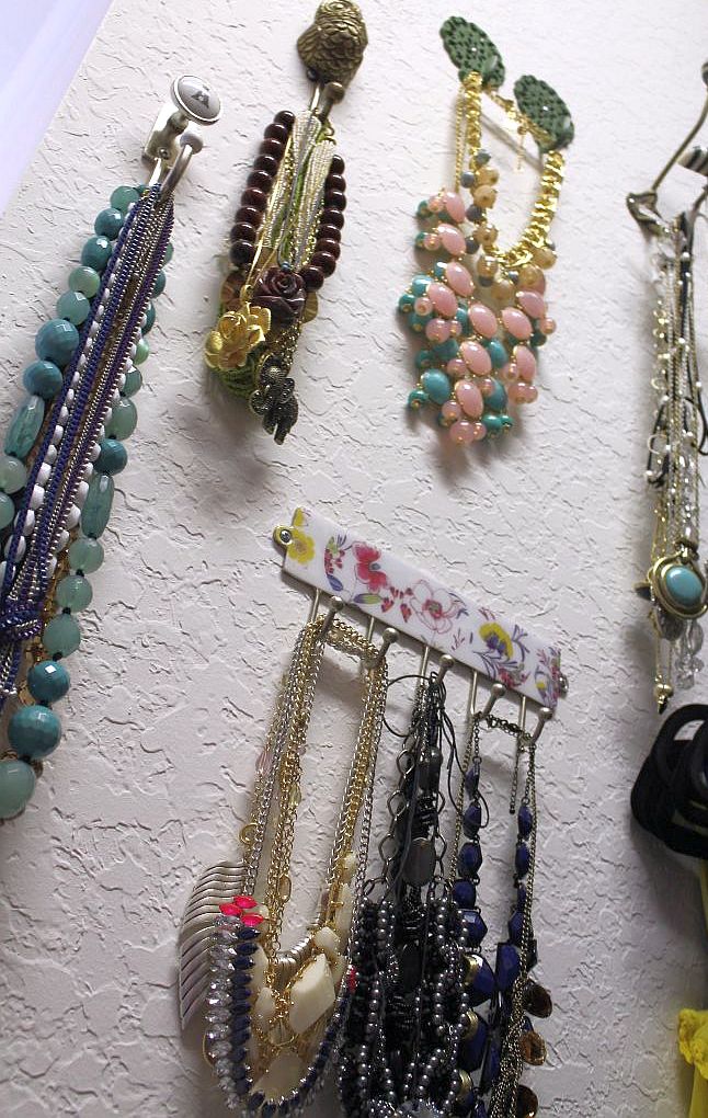 how to display necklaces